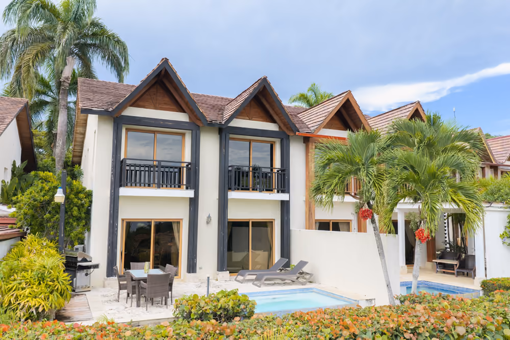 Fachada de la villa en venta en Puerto Bahía, Samaná, con piscina privada, terraza y jardín tropical