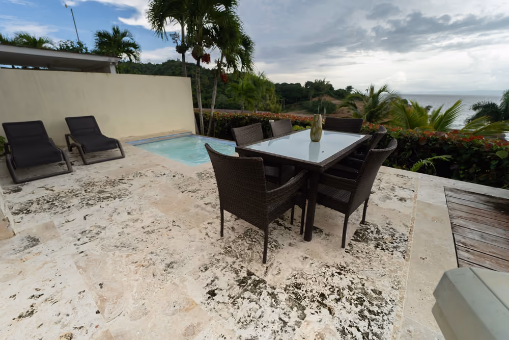 Terraza con comedor exterior, piscina privada y vista a la bahía de Samaná