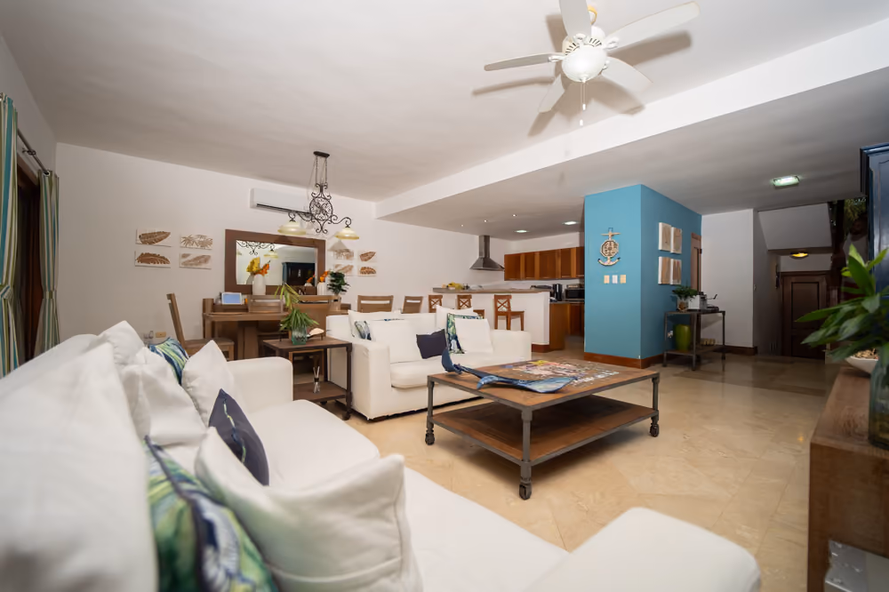 Planta abierta: sala, comedor y cocina en el primer nivel de la villa