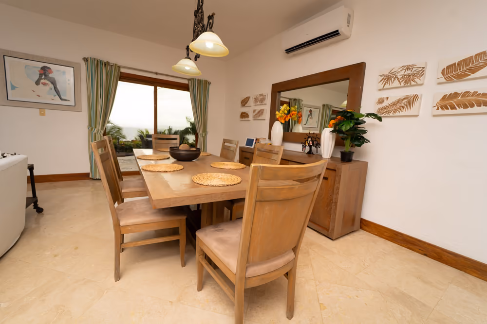 Comedor con aire acondicionado y ventanal hacia la terraza