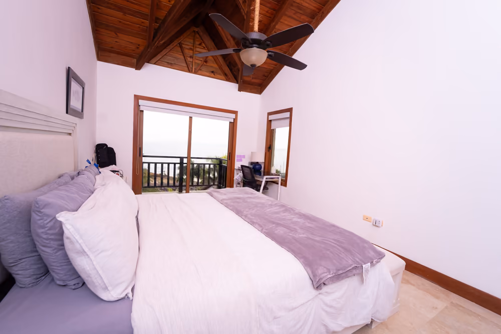 Dormitorio principal con salida a balcón privado