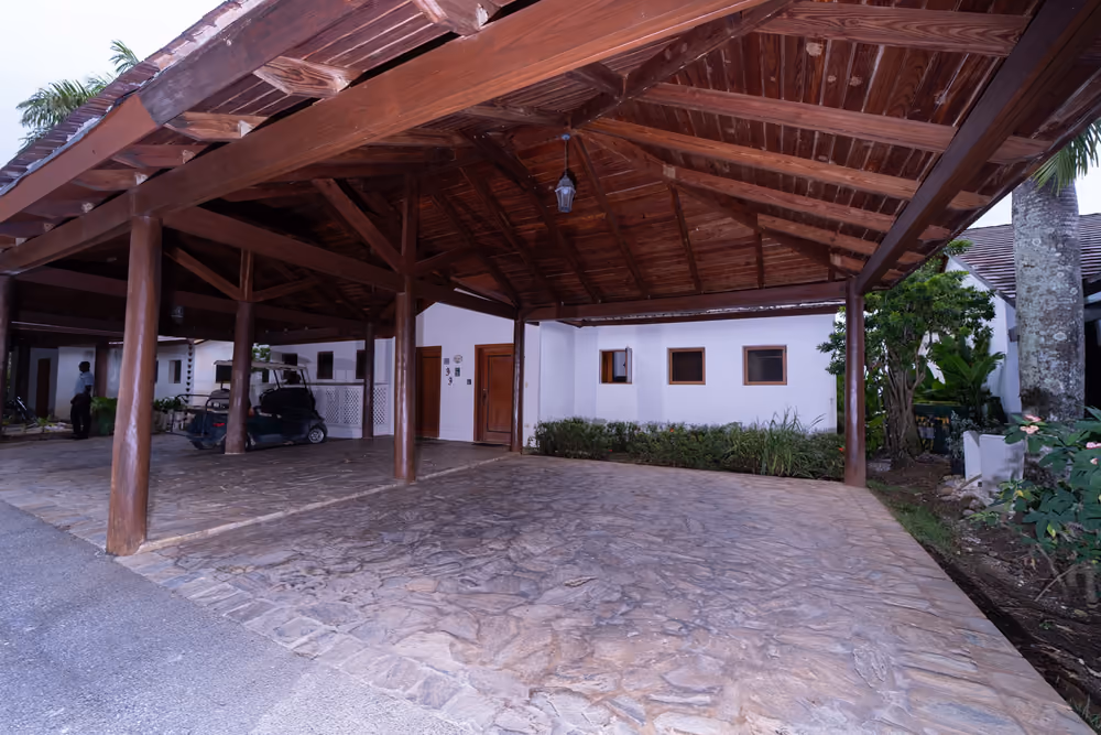 Estacionamiento techado con estructura de madera