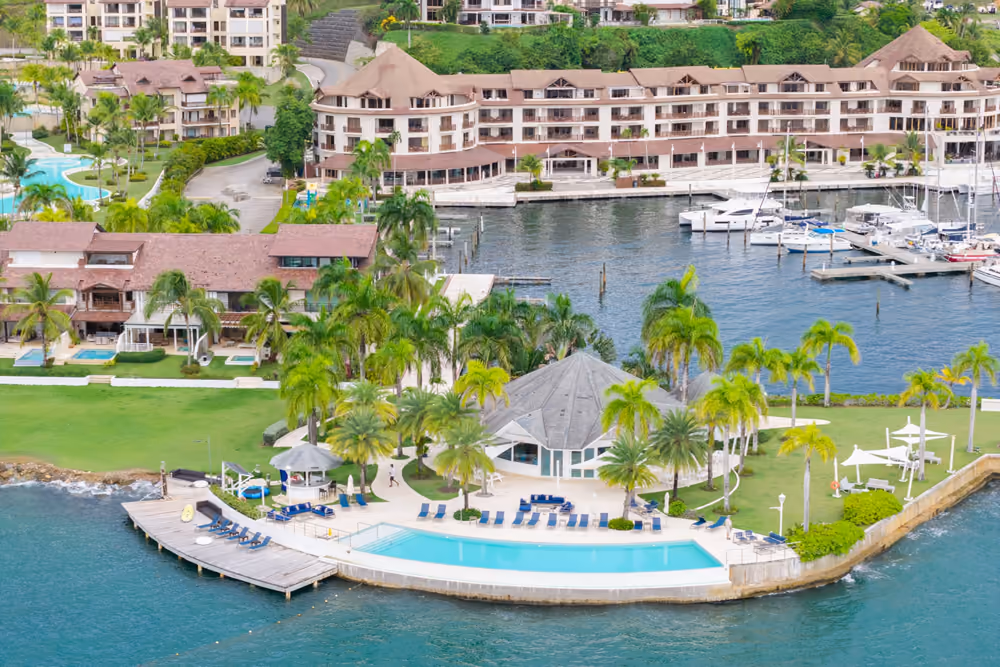 Piscina infinita del club de playa de Puerto Bahía frente a la bahía de Samaná