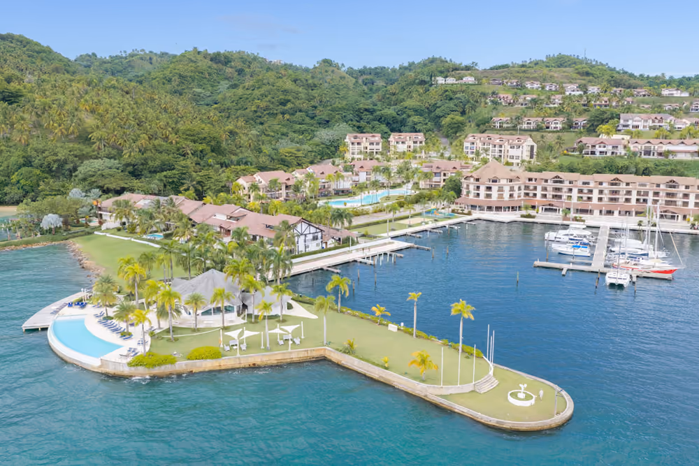 Península del club de playa de Puerto Bahía con piscina y jardines