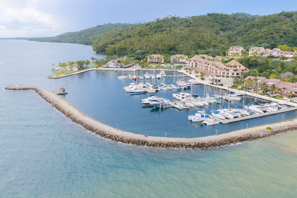 Marina de Puerto Bahía con rompeolas y yates, en la bahía de Samaná