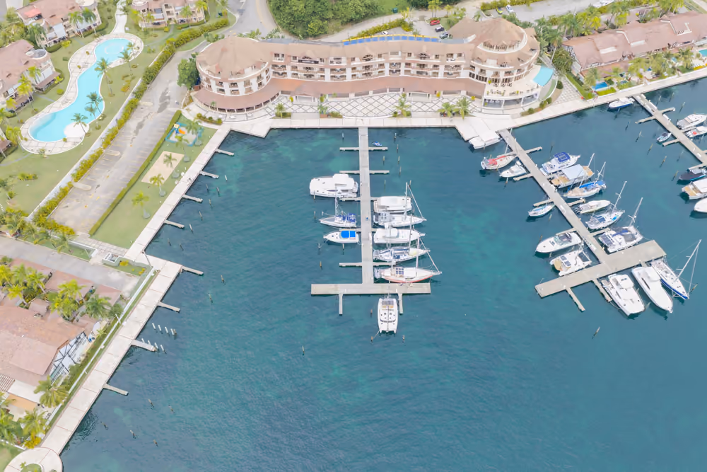 Vista cenital de los muelles de la marina y la piscina del complejo