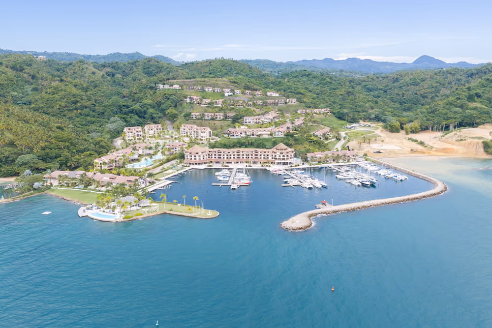 Panorámica de Puerto Bahía y la bahía de Samaná con las montañas detrás