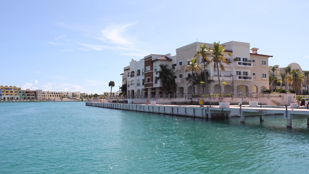 Marina de Cap Cana, Punta Cana, con edificios de estilo mediterráneo